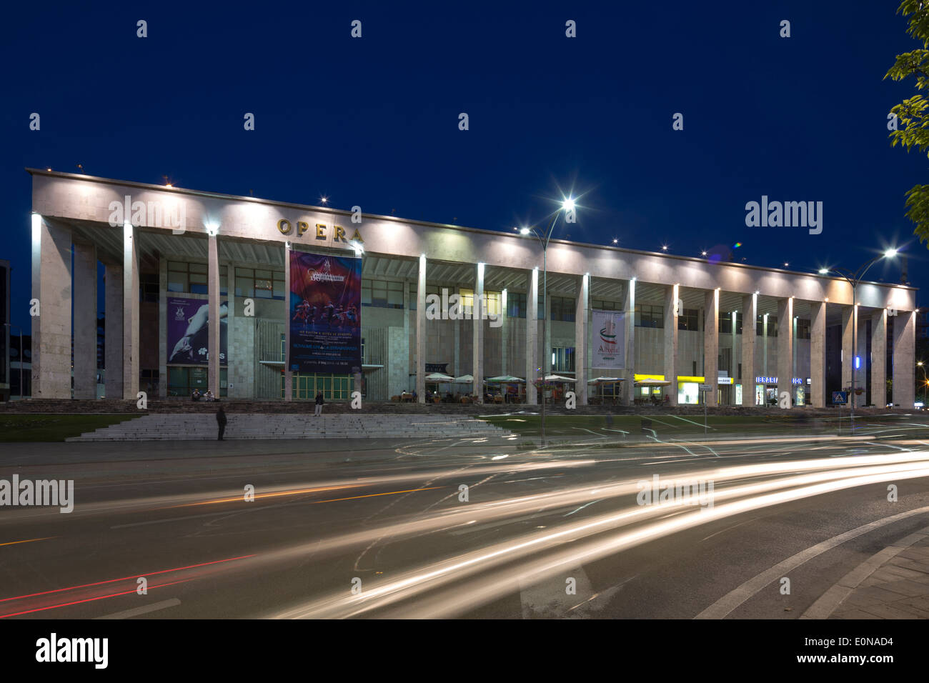 Il Palazzo della Cultura di notte, Piazza Skanderbeg, Tirana, Albania Foto Stock