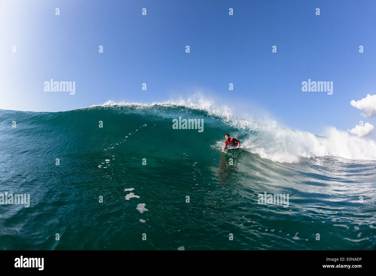 Corpo di surf boarder giostre blu cavo onda oceanica travolgente Foto Stock