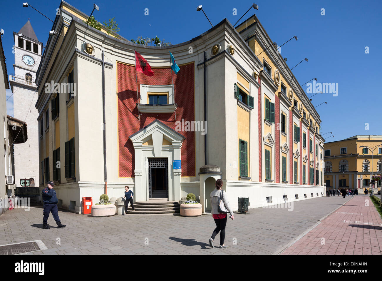 Edifici ministeriali intorno a Piazza Skanderbeg, Tirana, Albania Foto Stock