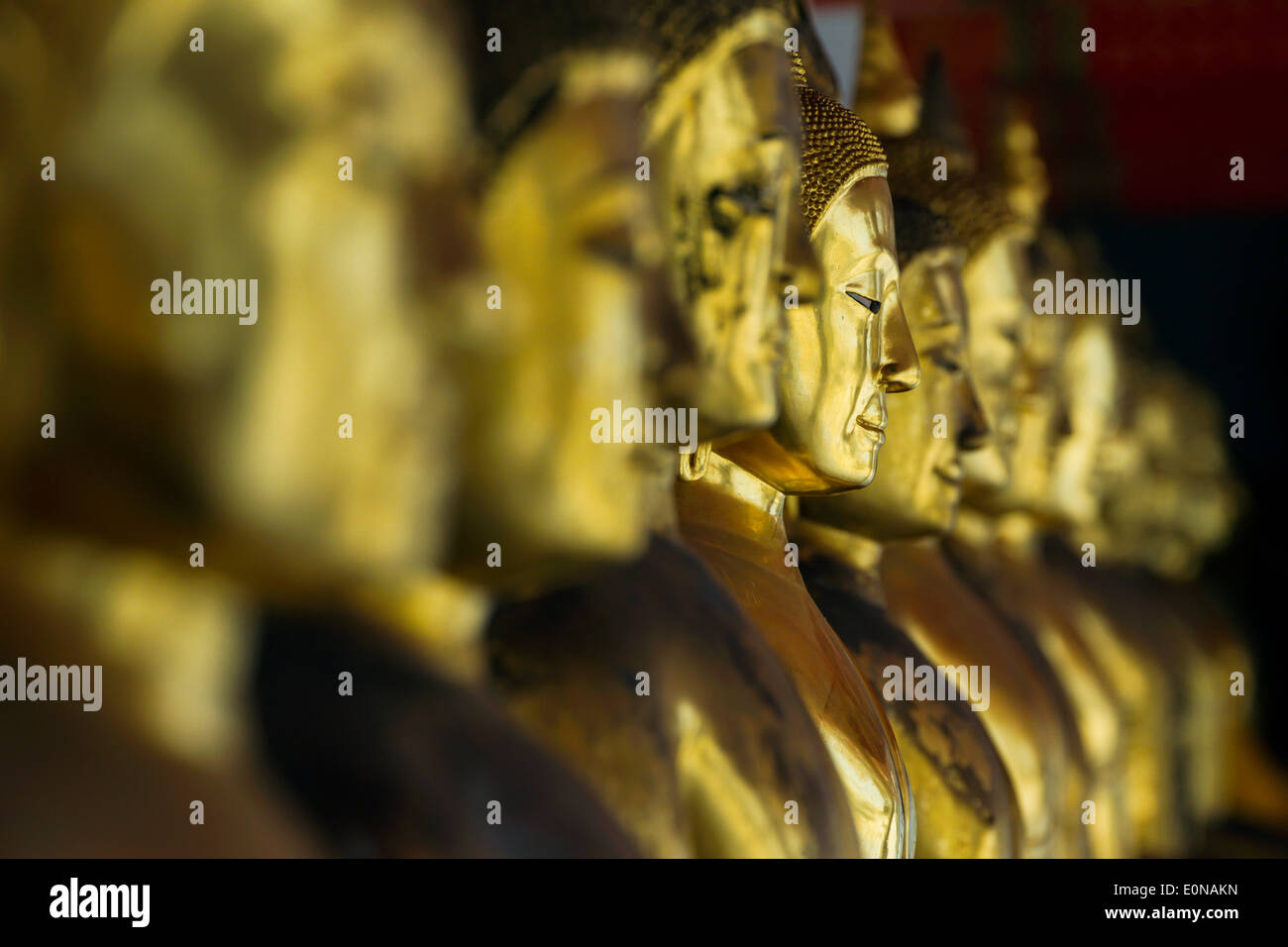 Fila di statue di Buddha Wat Pho Bangkok in Thailandia Foto Stock