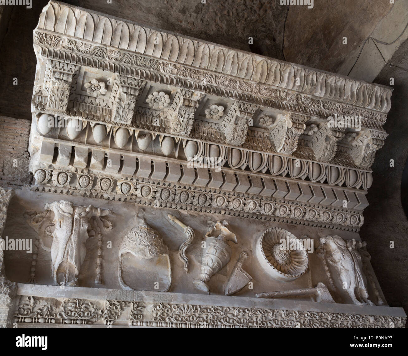 Grande frammento di architrave con rilievi raffiguranti strumenti sacrificali, Musei Capitolini di Roma, Italia Foto Stock