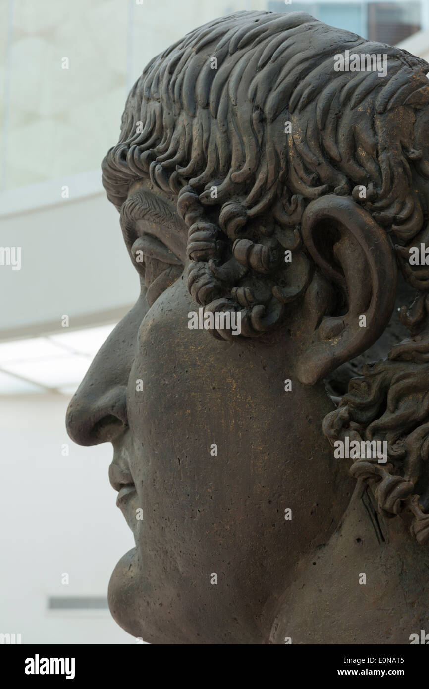 Testa della Statua colossale bronzea di Costantino, Musei Capitolini di Roma, Italia Foto Stock