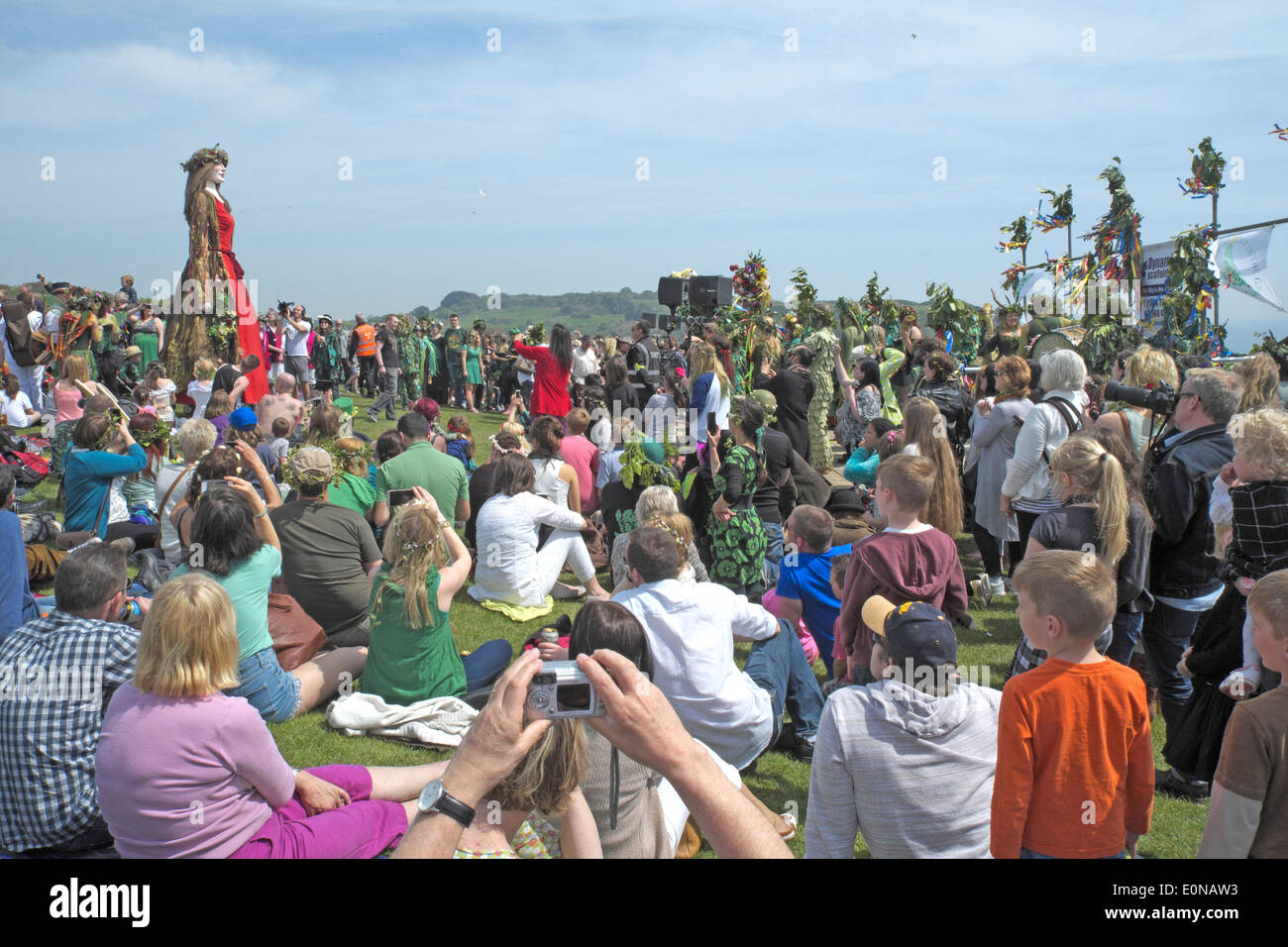 La folla si riuniscono per guardare la tradizionale Jack annuale del Festival Verdi processione su May Bank Holiday, Regno Unito, 5 maggio 2014 Foto Stock
