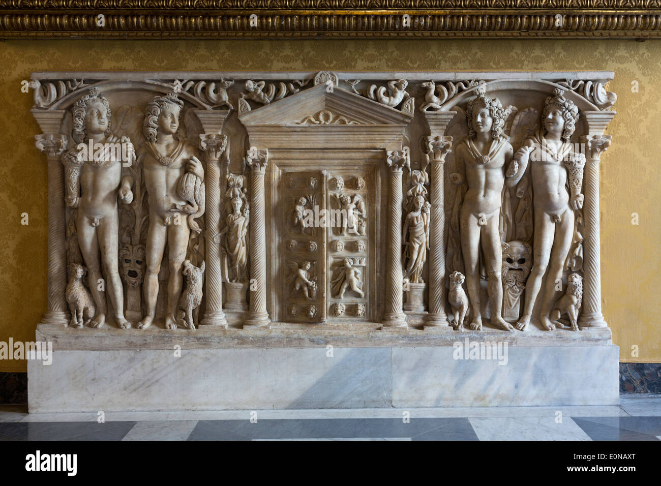 Il pannello frontale di un sarcofago che rappresentano le quattro stagioni, Musei Capitolini di Roma, Italia Foto Stock