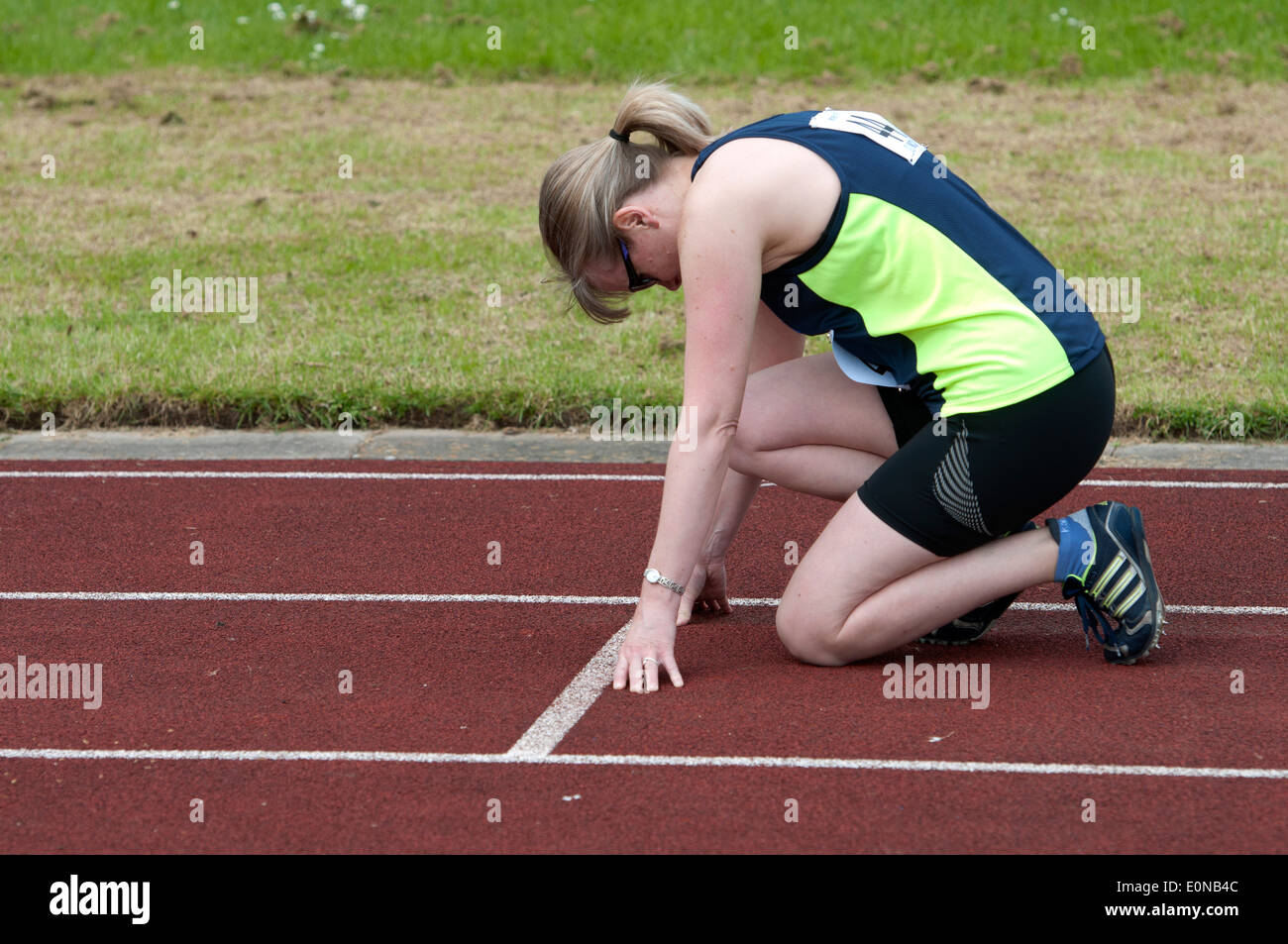 Atletica, donna all'avvio di 400m gara a livello di club, REGNO UNITO Foto Stock