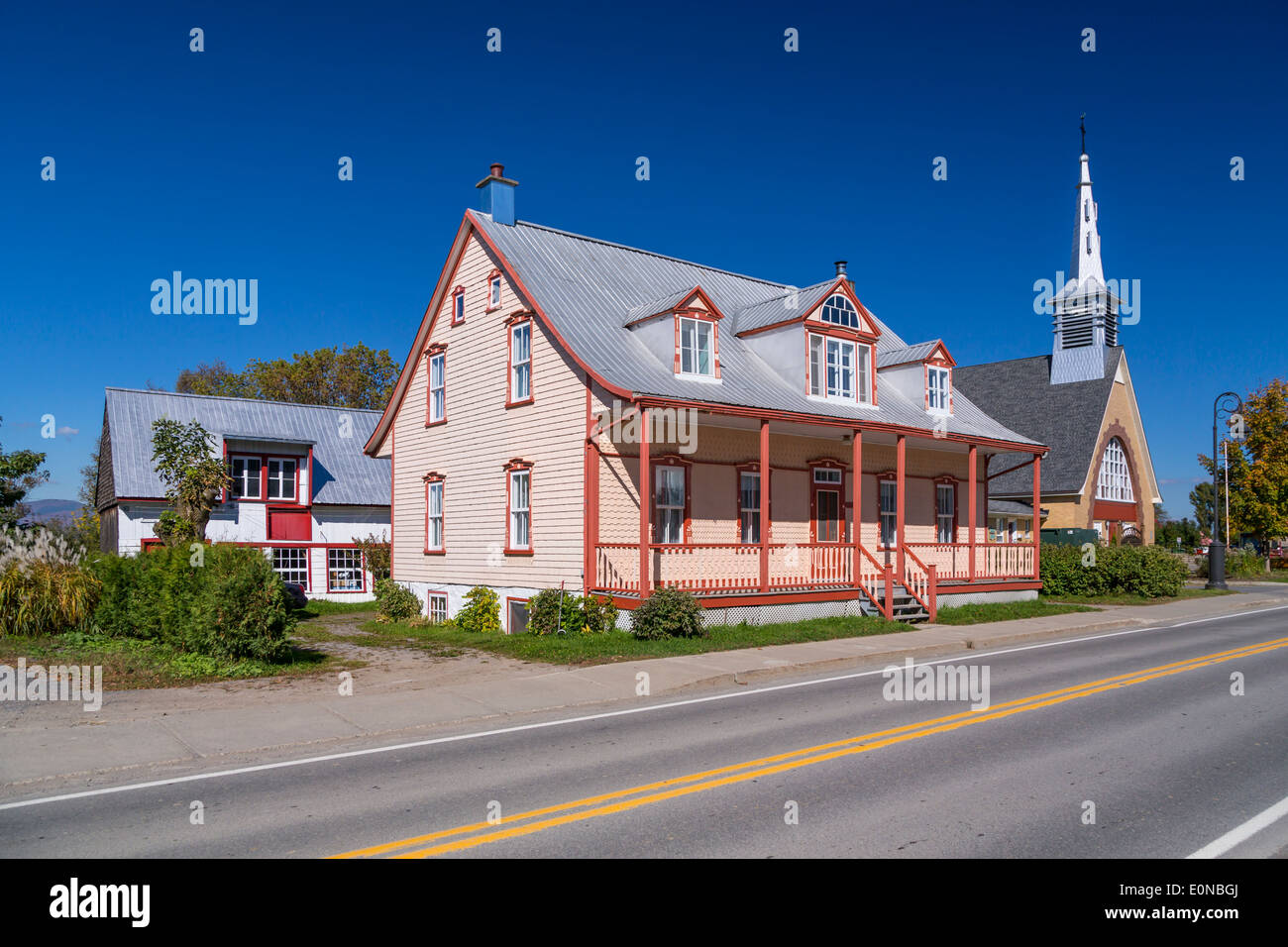 Una strada con un'isola home nel villaggio di Saint Pierre sull isola di Ile d'Orleans, Quebec, Canada. Foto Stock