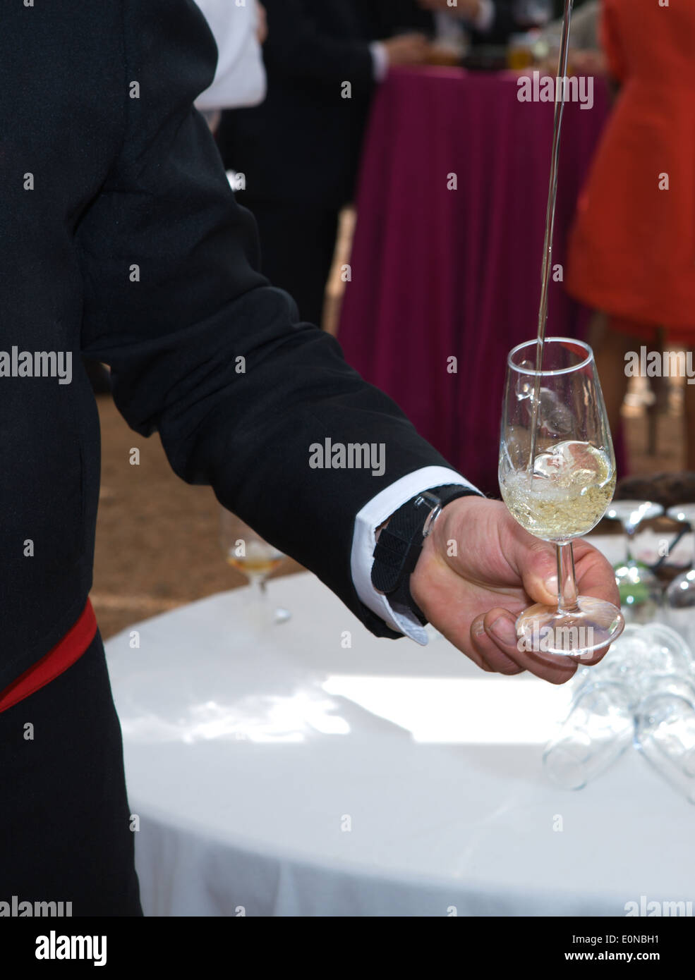 L uomo è colata di sherry vino chiamato fino al suo tradizionale bicchiere di vetro, Andalusia, Spagna Foto Stock