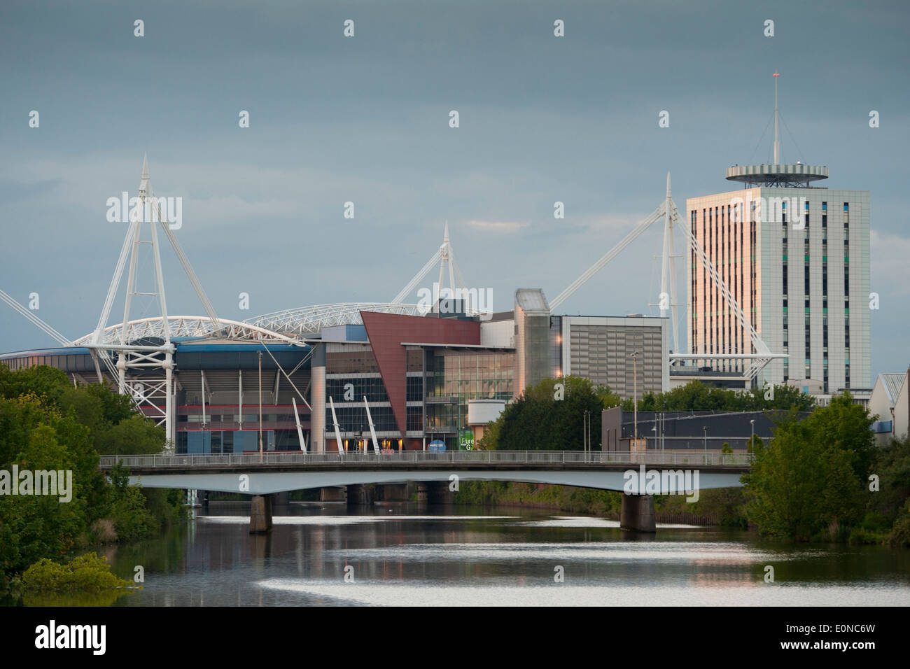Il Millennium Stadium e il fiume Taff nel centro di Cardiff, Galles al tramonto. Foto Stock