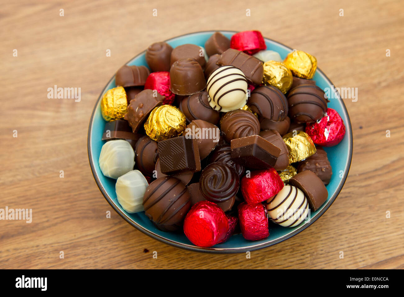 Una grande ciotola di cioccolatini colorati Foto Stock