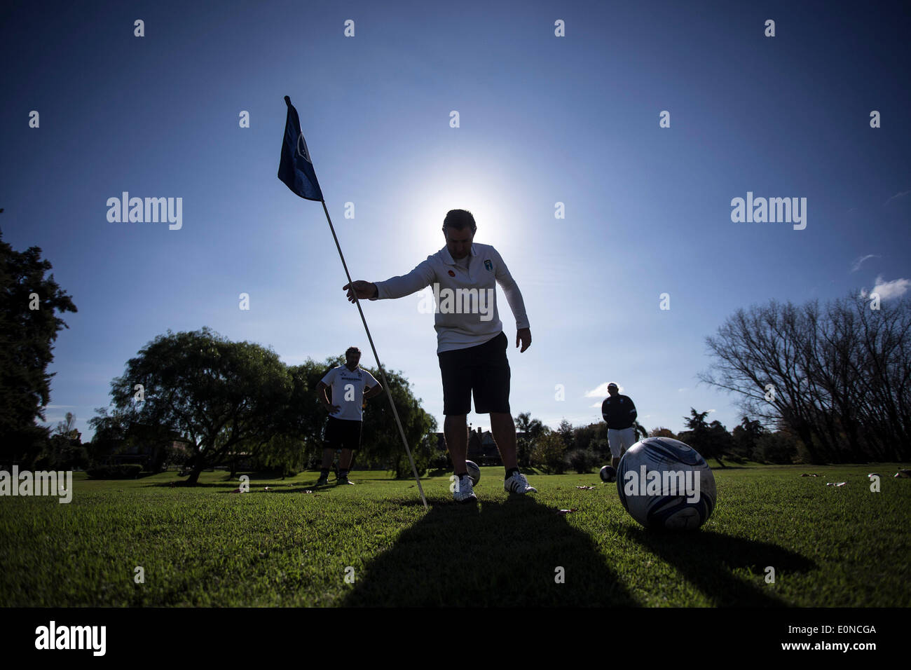 Tigre, Argentina. 16 Maggio, 2014. Un lettore FootGolf regola un flag in un foro durante un torneo in un campo da golf di tigre, 35 chilometri di distanza da Buenos Aires, capitale dell'Argentina, il 16 maggio 2014. FootGolf è uno sport giocato solitamente su un idoneo campo da golf, dove i giocatori di giocare a calcio in un foro con il minor numero di colpi possibile. © Martin Zabala/Xinhua/Alamy Live News Foto Stock