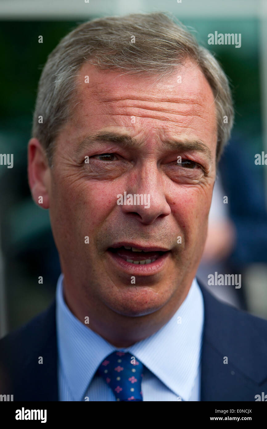 Leader UKIP Nigel Farage al Liberty Stadium, Swansea, come parte della sua campagna elettorale. Foto Stock