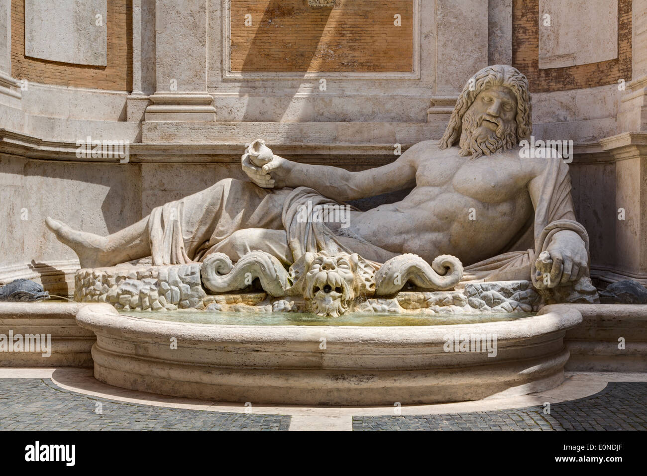Statua colossale restaurata come Oceanus, Marforio, Musei Capitolini di Roma, Italia Foto Stock