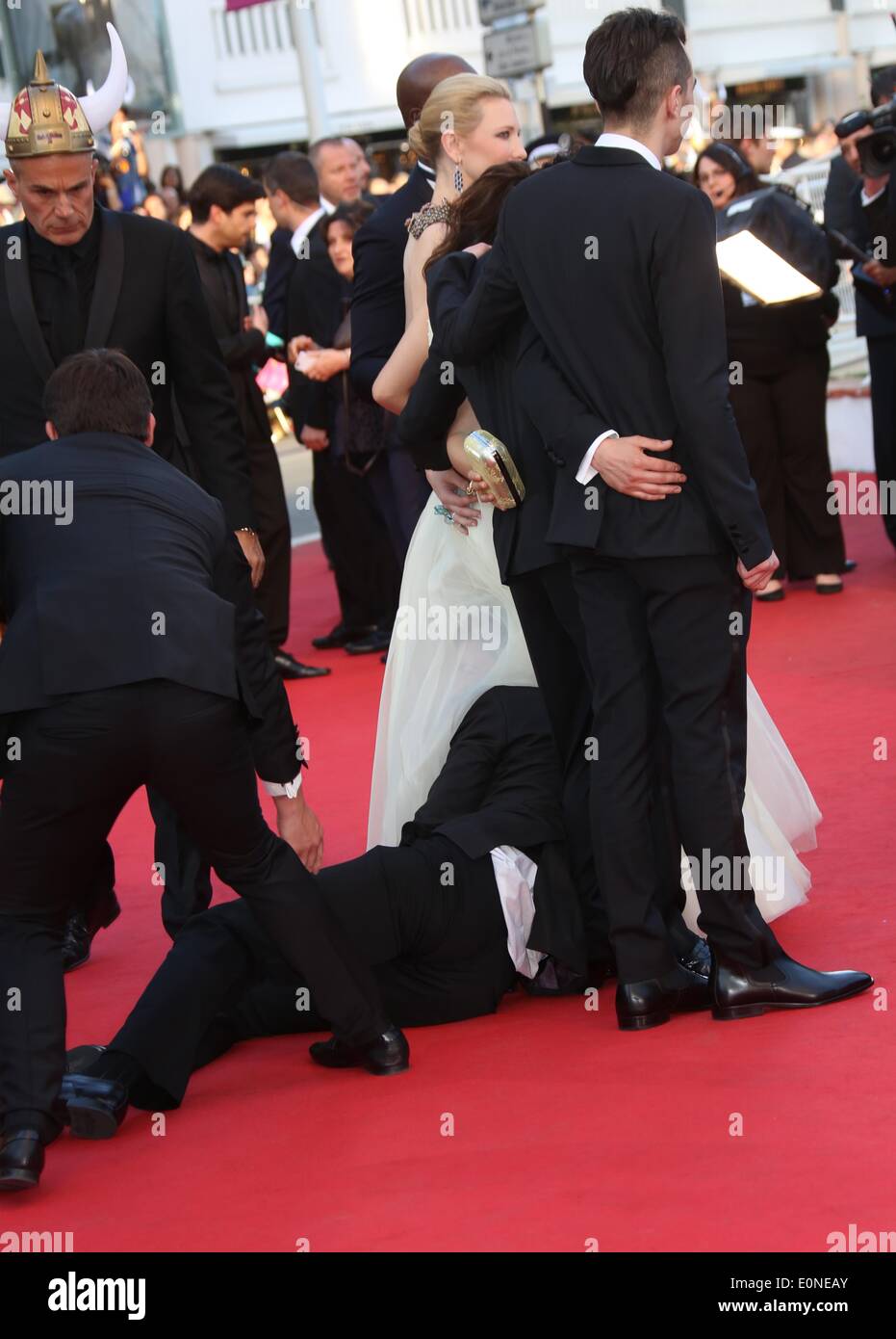 Le guardie di sicurezza trattengono un uomo che ha raccolto sotto il vestito di attrice statunitense America Ferrera come lei arriva per lo screening di 'Come addestrare il vostro drago 2' durante la 67th annuale di Cannes Film Festival di Cannes, Francia, 16 maggio 2014. Il film è presentato fuori concorso al festival che corre dal 14 al 25 maggio. Foto: Hubert Boesl NESSUN SERVIZIO DI FILO Foto Stock