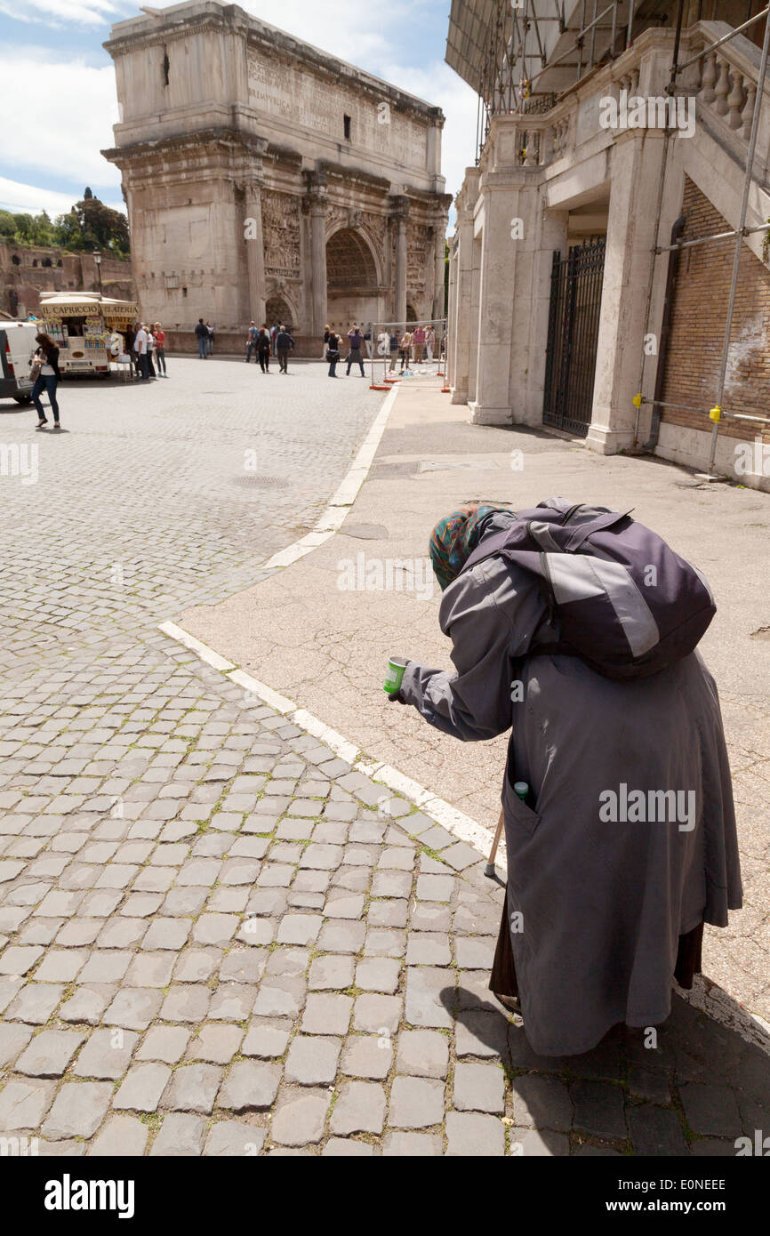 La povertà in Italia; una vecchia donna mendicante a mendicare per le strade di Roma, Italia Europa Foto Stock