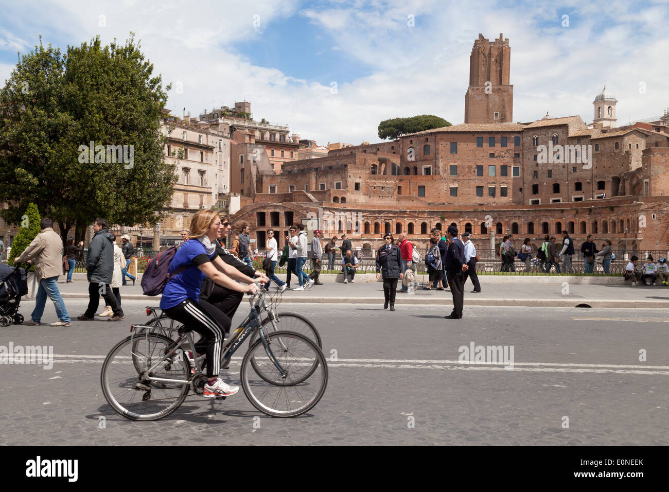 Ciclismo Italia; persone in bicicletta, a cavallo, Roma centro, Roma, Italia Europa Foto Stock