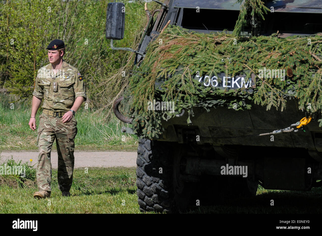 Polgaste, Estonia. Il 17 maggio 2014. La Gran Bretagna è il principe Harry cammina accanto a un veicolo blindato il 17 maggio 2014 durante una visita alla estone di Forze di Difesa pring annuale Stormtraining esercitazioni svolte nei pressi di Polgaste, non lontano dal confine Estonian-Russian nel sud dell'Estonia. Credito: Sergei Stepanov/Xinhua/Alamy Live News Foto Stock