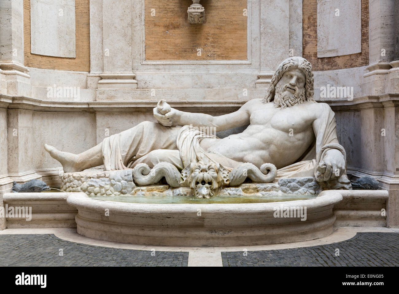Statua colossale restaurata come Oceanus, Marforio, Musei Capitolini di Roma, Italia Foto Stock