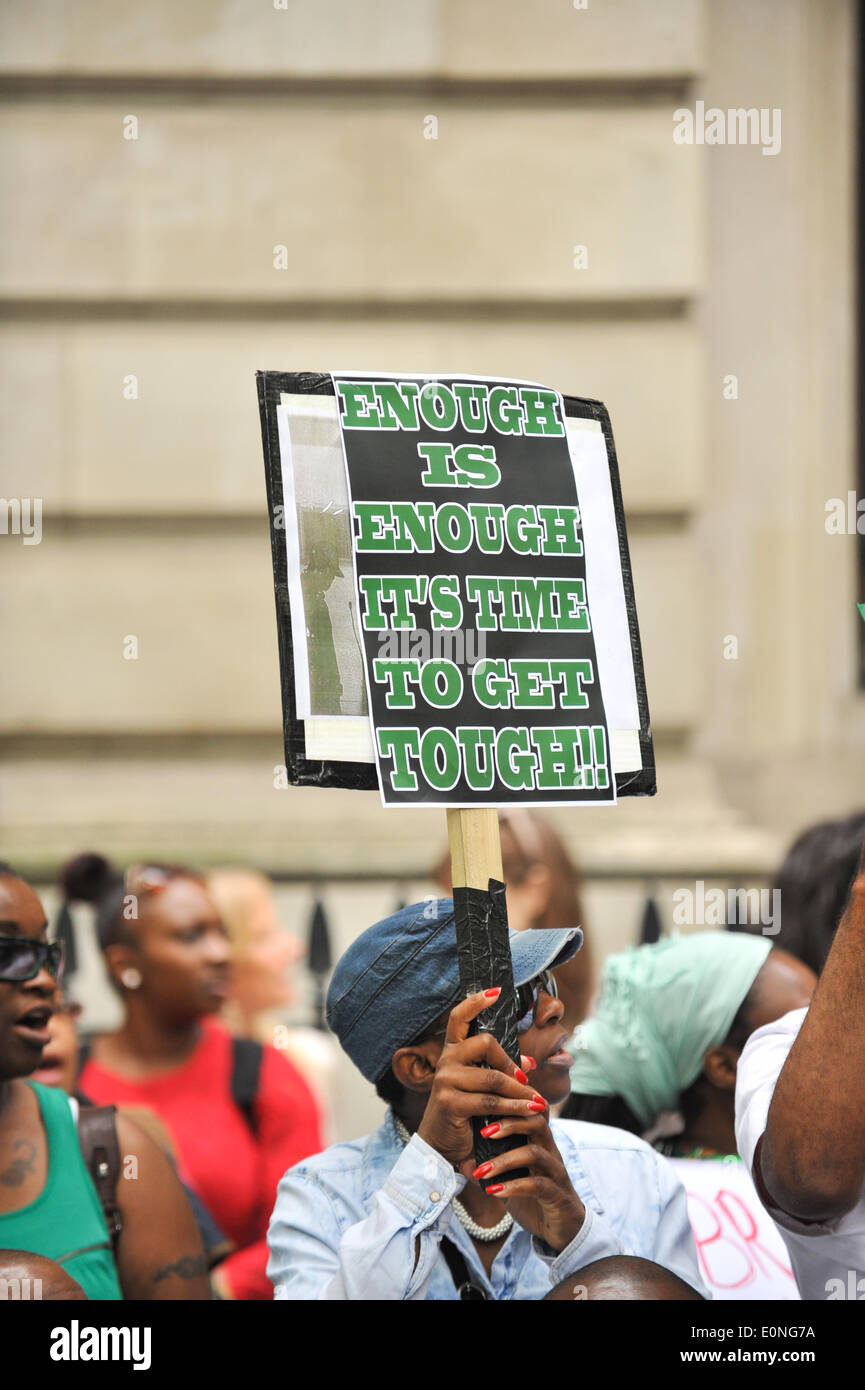 Northumberland Avenue, Londra, Regno Unito. Il 17 maggio 2014. Una formica-Boko Haram manifestanti al di fuori del nigeriano centro culturale a Londra. Credito: Matteo Chattle/Alamy Live News Foto Stock