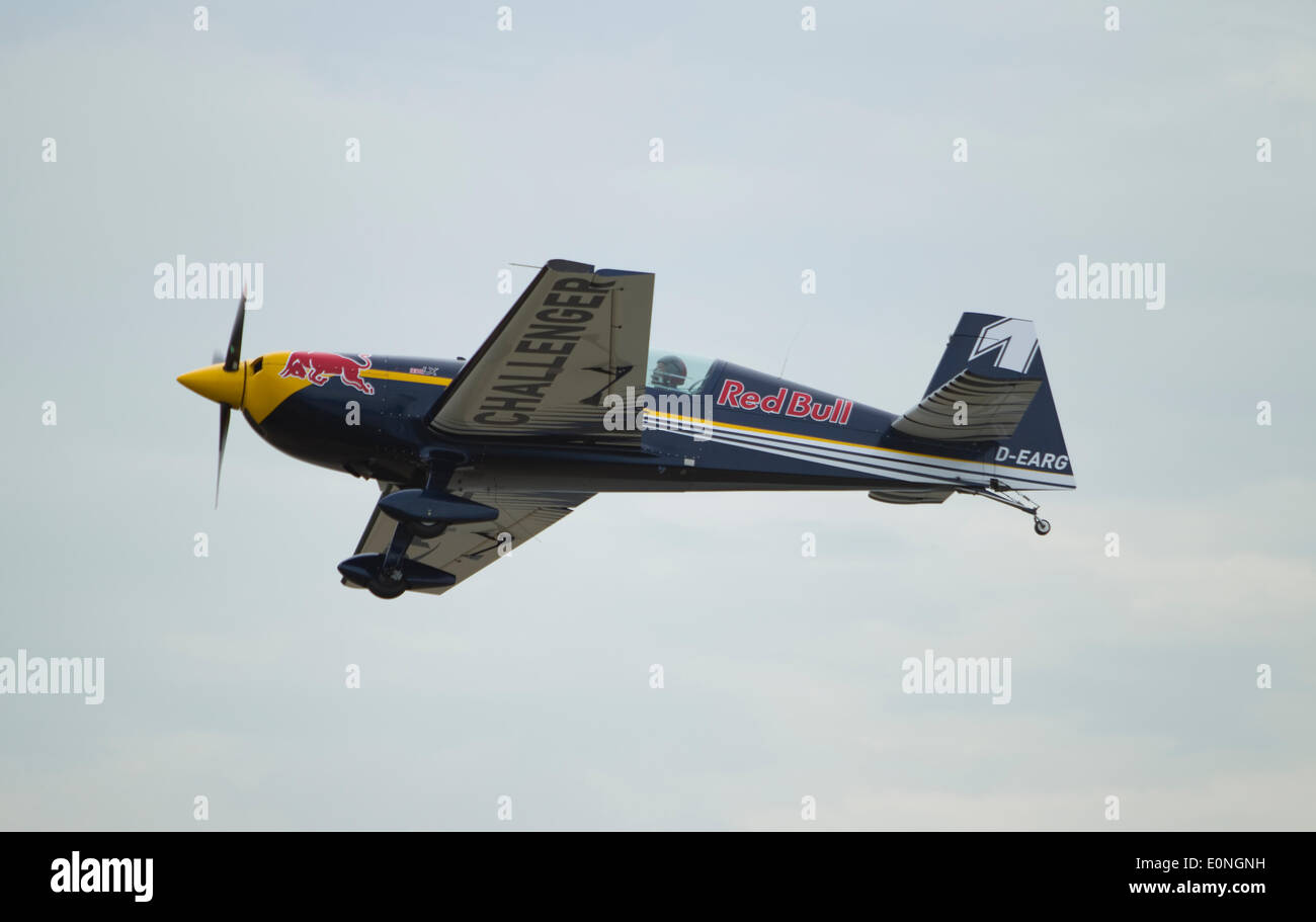 Putrajaya, Malaysia 17 Maggio, 2014. Classe Challenger finals, Francois La Vot si prepara a terra alla Red Bull Air Race Putrajaya, sabato 17 maggio 2014 Credit: Chung Jin Mac/Alamy Live News Foto Stock