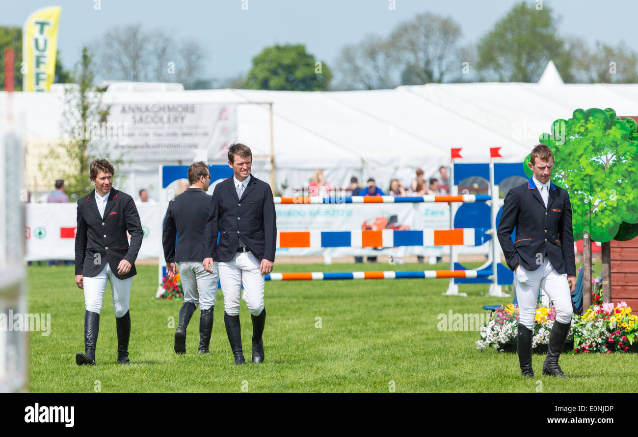 Show Jumping al 2014 Balmoral Show, il Labirinto Lisburn, Irlanda del Nord. I concorrenti a piedi il corso Foto Stock