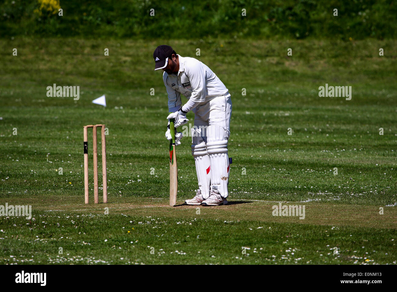 Amateur partita di cricket sul campo di soldati a Roundhay Park a Leeds Foto Stock