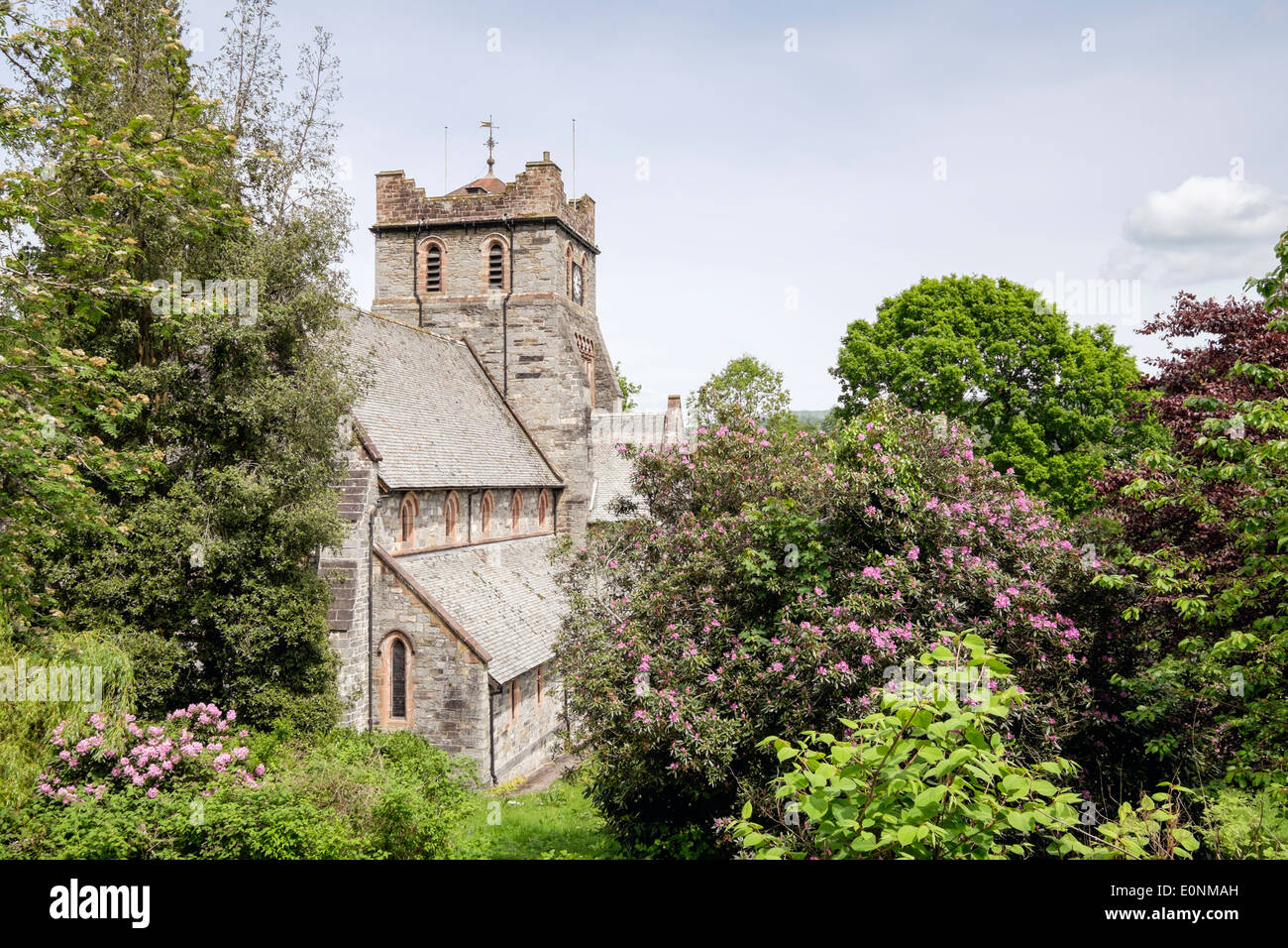 St Mary's Chiesa Parrocchiale 1873 nel villaggio in estate nel Parco Nazionale di Snowdonia Betws-y-Coed North Wales UK Gran Bretagna Foto Stock