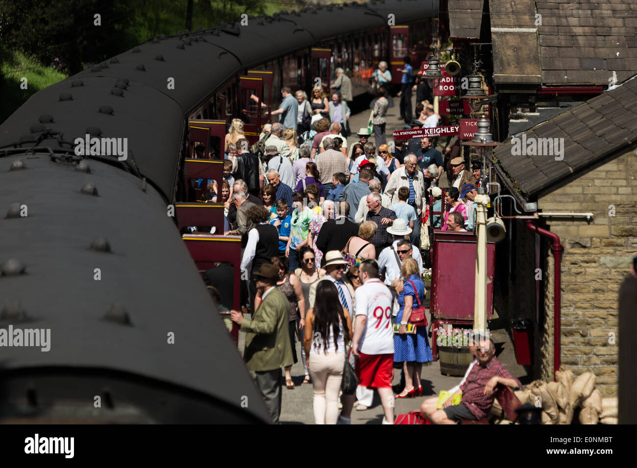 Haworth, West Yorkshire, Regno Unito. Il 17 maggio 2014. I visitatori utilizzano il Keighley e Worth Valley Railway per partecipare all'evento. Haworth, un piccolo villaggio nella città di Bradford nel West Yorkshire ha tenuto il primo giorno della sua 1940s weekend su Sabato, 17 marzo 2014. Il bel tempo ha portato centinaia nel villaggio per questo evento dove la gente del posto e i turisti indossano costumi di guerra. Credito: Christopher Middleton/Alamy Live News Foto Stock