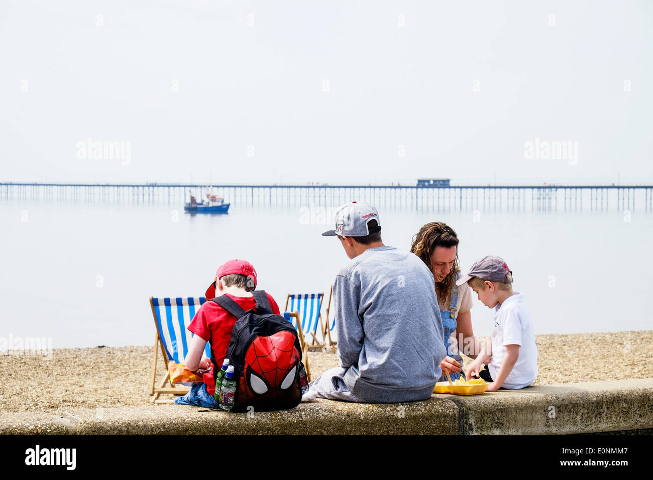 Southend on Sea, Essex, Regno Unito. Il 17 maggio 2014. Una famiglia di mangiare pesce e patatine sul lungomare di Southend su cosa si sta dimostrando di essere il giorno più caldo dell'anno finora. Fotografo: Gordon Scammell/Alamy Live News Foto Stock