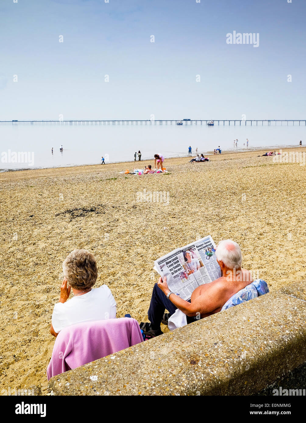 Southend on Sea, Essex, Regno Unito. Il 17 maggio 2014. La gente si assestino in mattinata sulla Jubilee Beach a Southend on Sea come la temperatura inizia a costruire in quello che si rivelerà essere il giorno più caldo dell'anno finora. Fotografo: Gordon Scammell/Alamy Live News Foto Stock