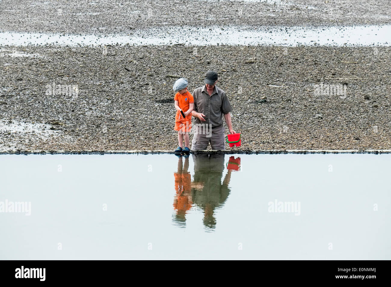 Southen sul mare, Essex. Il 17 maggio 2014. Un giovane ragazzo di pesca dei granchi con il nonno sulla spiaggia di Southend on Sea come la temperatura comincia a salire su cosa si sta dimostrando di essere il giorno più caldo dell'anno finora. Fotografo: Gordon Scammell/Alamy Live News Foto Stock