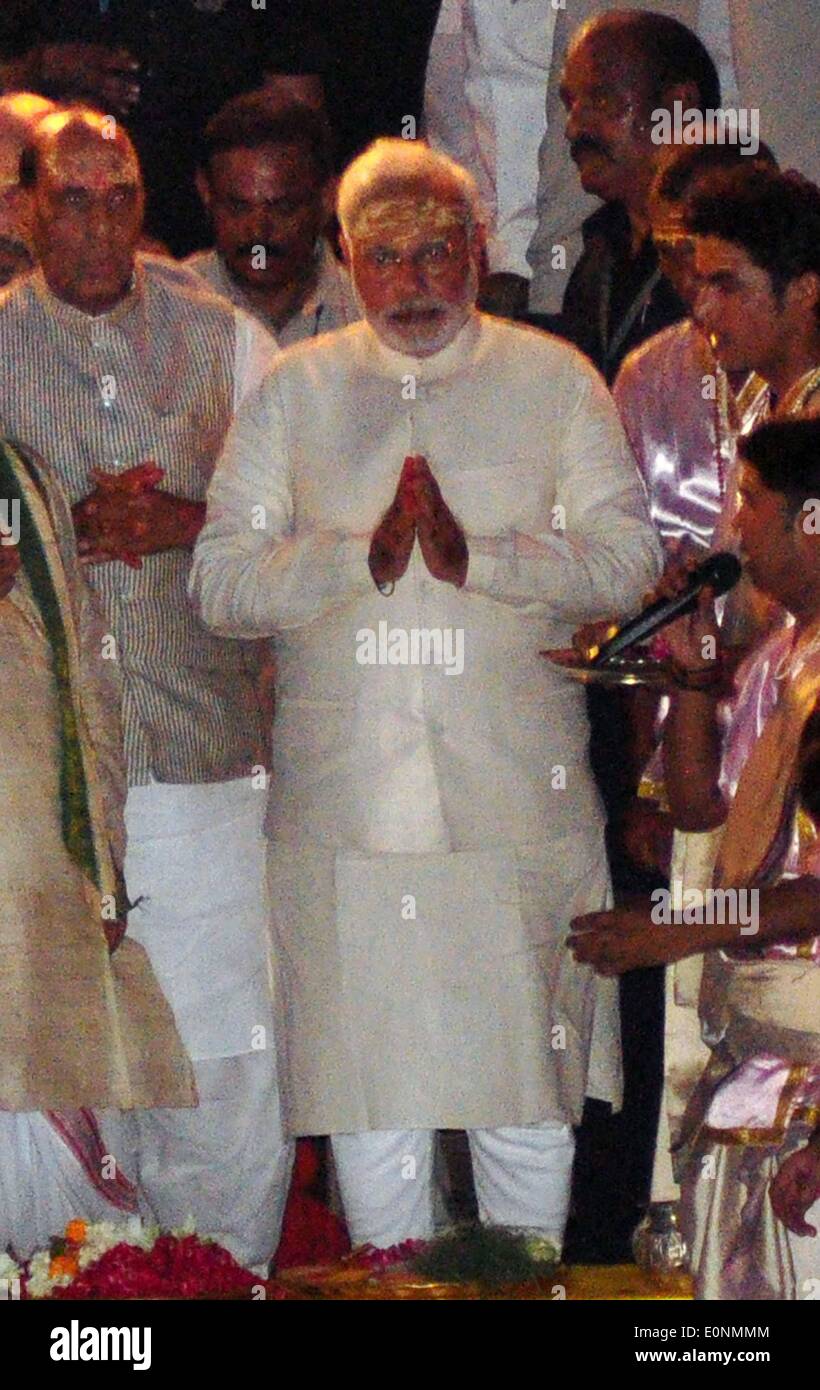 Varanasi (India). Il 17 maggio 2014. Narendra modi durante la ganga Aarti a Kashi Vishwanath Ghat di Varanasi.Narendra Damodardas Modi è un uomo politico indiano che è il primo ministro designato dell India, dopo leader del Bharatiya Janata Party per una vittoria decisiva nel 2014 Indian elezioni generali. (Foto di Prabhat Kumar Verma/Pacific Press/Alamy Live News) Foto Stock