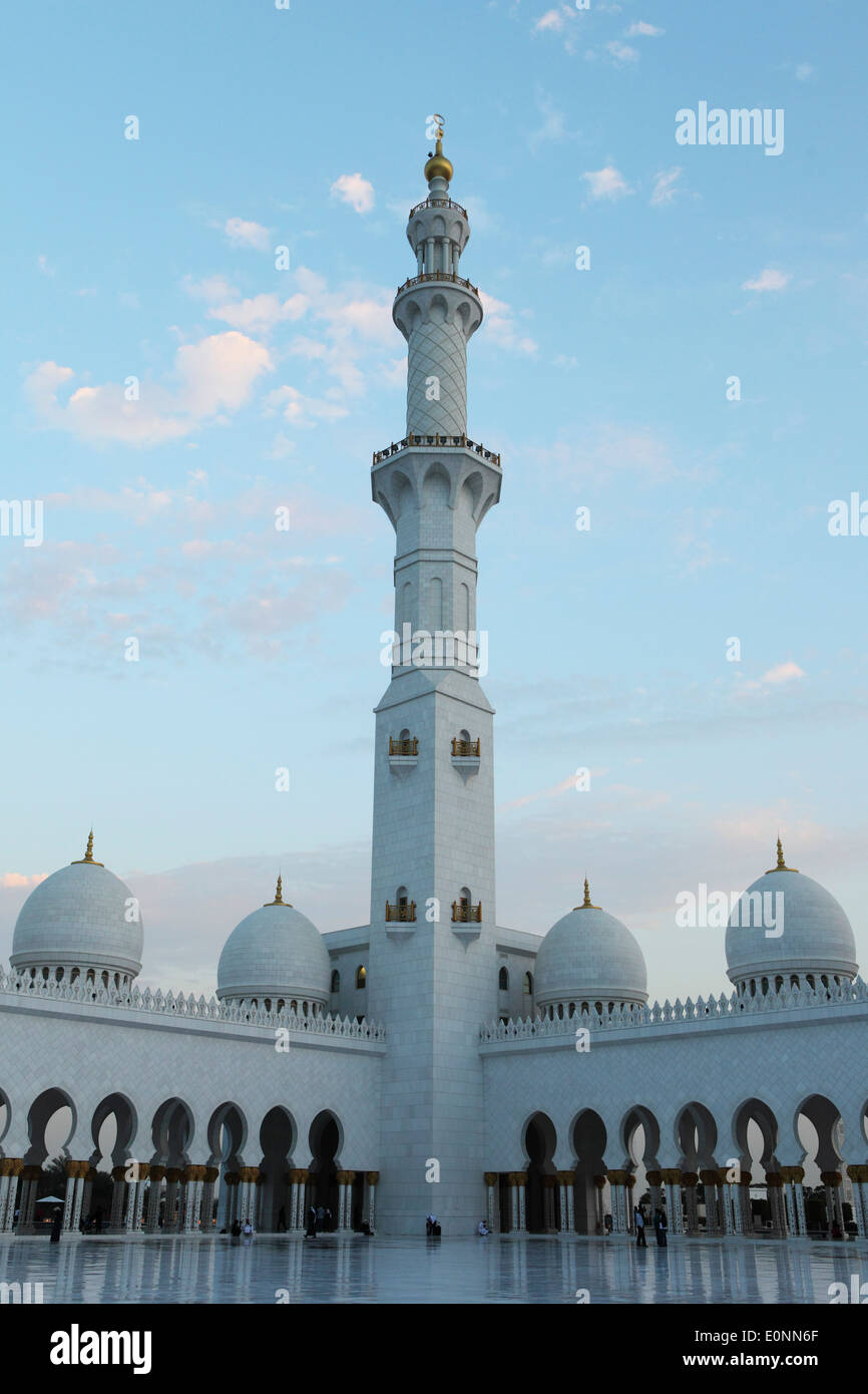 Il cortile della Sheikh Zayed Grande Moschea di Abu Dhabi. Foto Stock