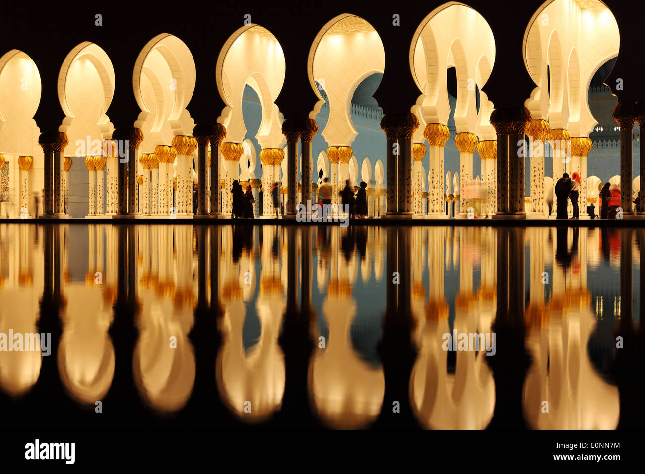 Archi intorno al cortile della Sheikh Zayed Grande Moschea di Abu Dhabi. Foto Stock