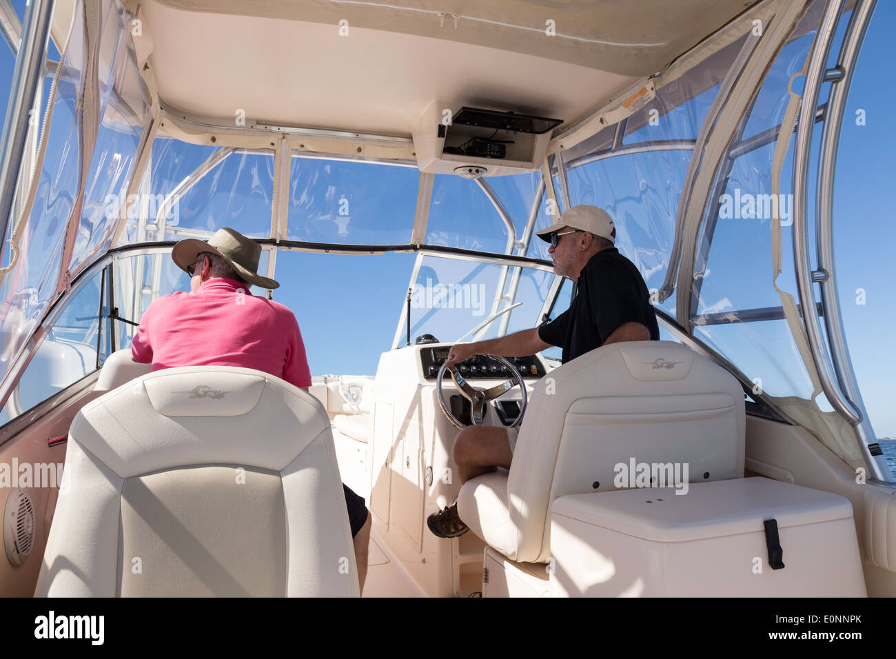 Gli uomini di età matura godendo la crociera in barca a motore, Florida, Stati Uniti d'America Foto Stock