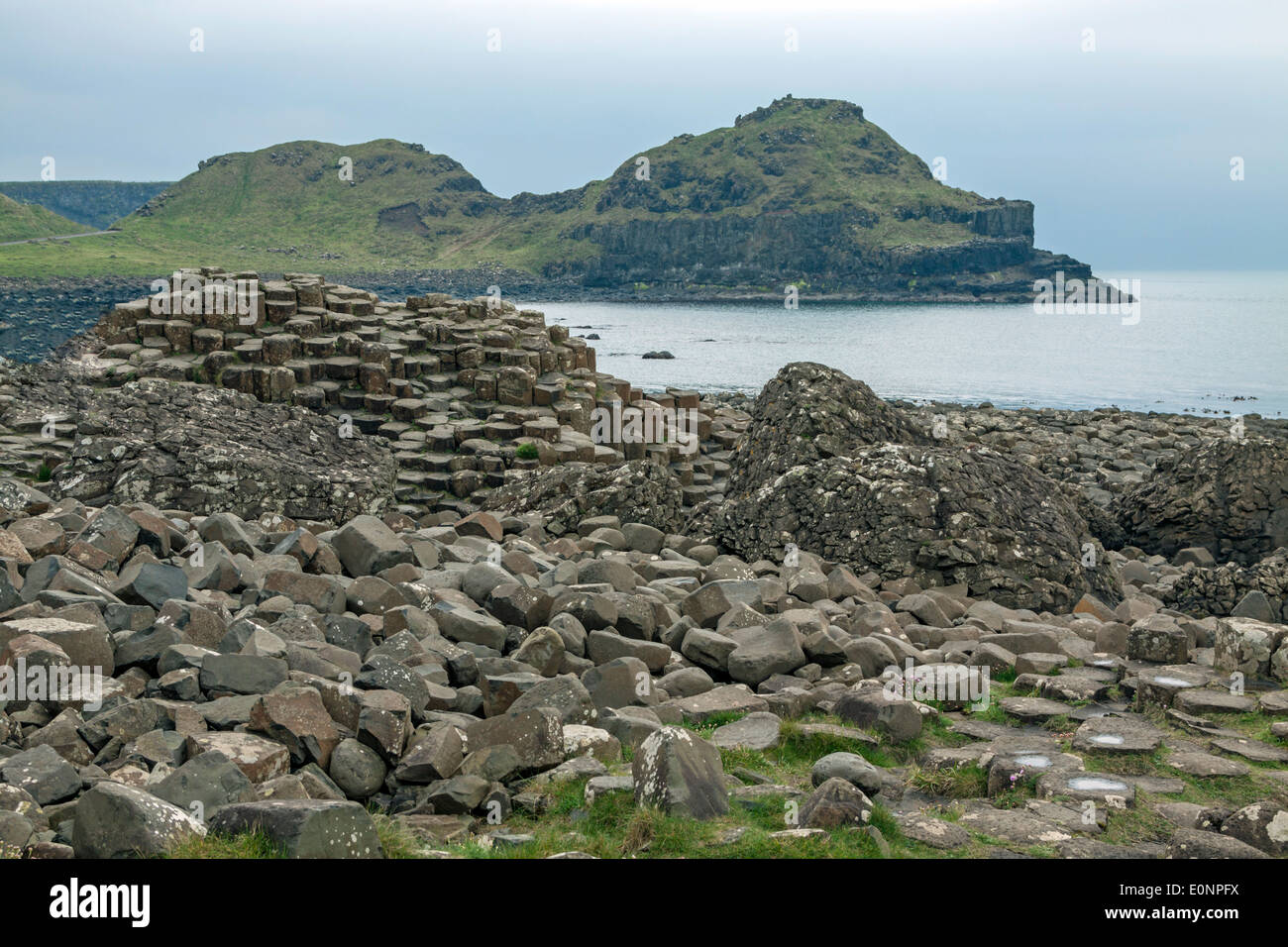 Giant's Causeway, amous un Sito Patrimonio Mondiale dell'UNESCO, situato sulla costa di Antrim in Irlanda del Nord, Regno Unito. Foto Stock