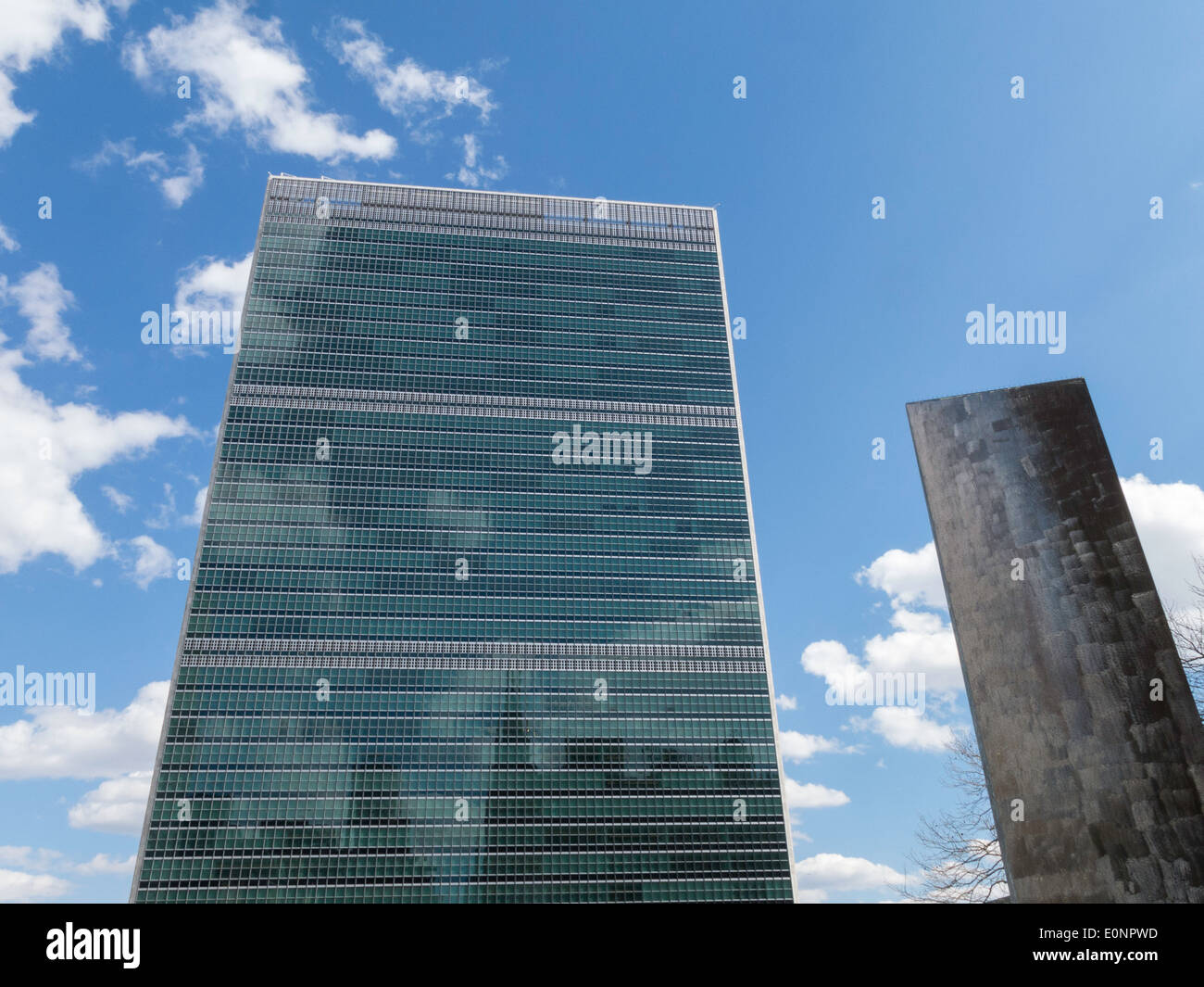 Sede centrale delle Nazioni Unite e di costruzione della pace formano una scultura, Ralph Bunche Park, First Avenue, New York City, Stati Uniti d'America Foto Stock