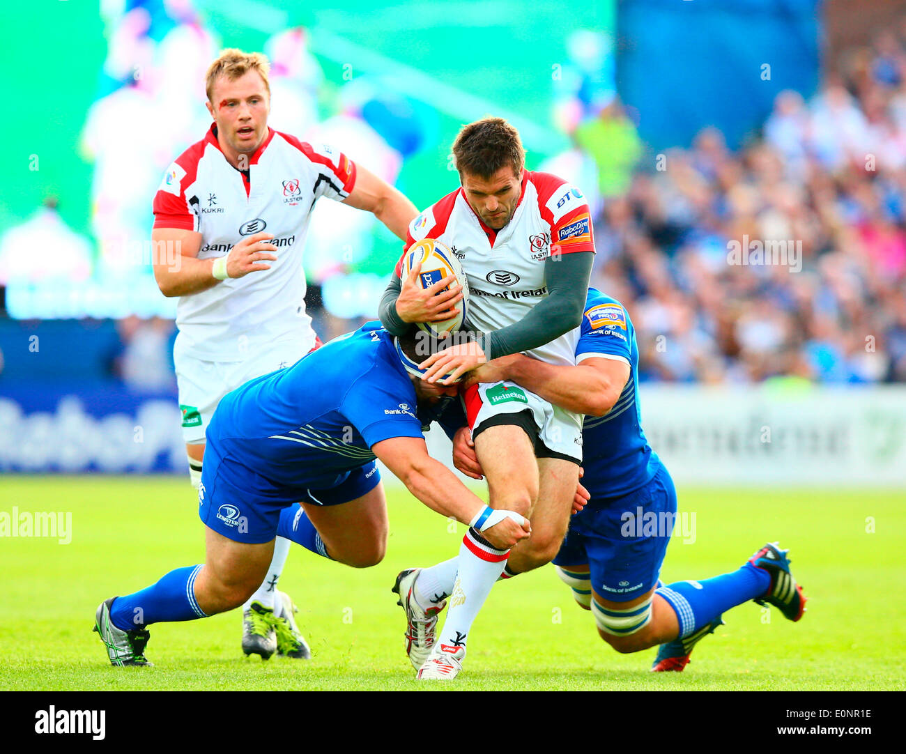 Dublino, Irlanda. Il 17 maggio 2014. Jared Payne (Ulster) viene affrontato da Martin Moore (Leinster) e Quinn Roux (Leinster) durante la RaboDirect Pro12 Semi Final match tra Leinster e Ulster all'Arena RDS. Credito: Azione Sport Plus/Alamy Live News Foto Stock