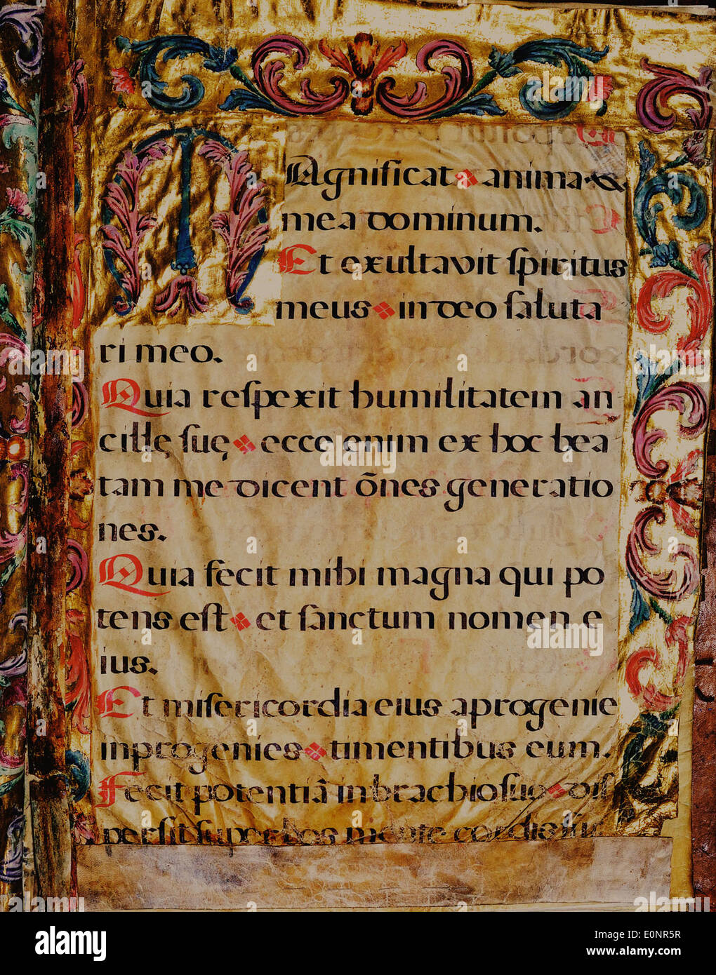 Una pagina da un manoscritto di canto spagnolo, che mostra la notazione musicale religiosa medievale. Questo manoscritto è un esempio di conservazione storica della musica. Foto Stock