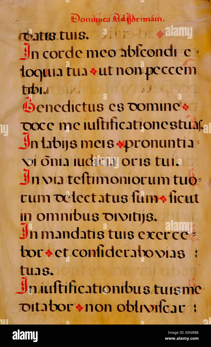 Una pagina di un manoscritto spagnolo Chant, che mostra la notazione musicale medievale. Questa pagina del manoscritto evidenzia il significato culturale e religioso della musica liturgica spagnola durante il periodo medievale. Foto Stock