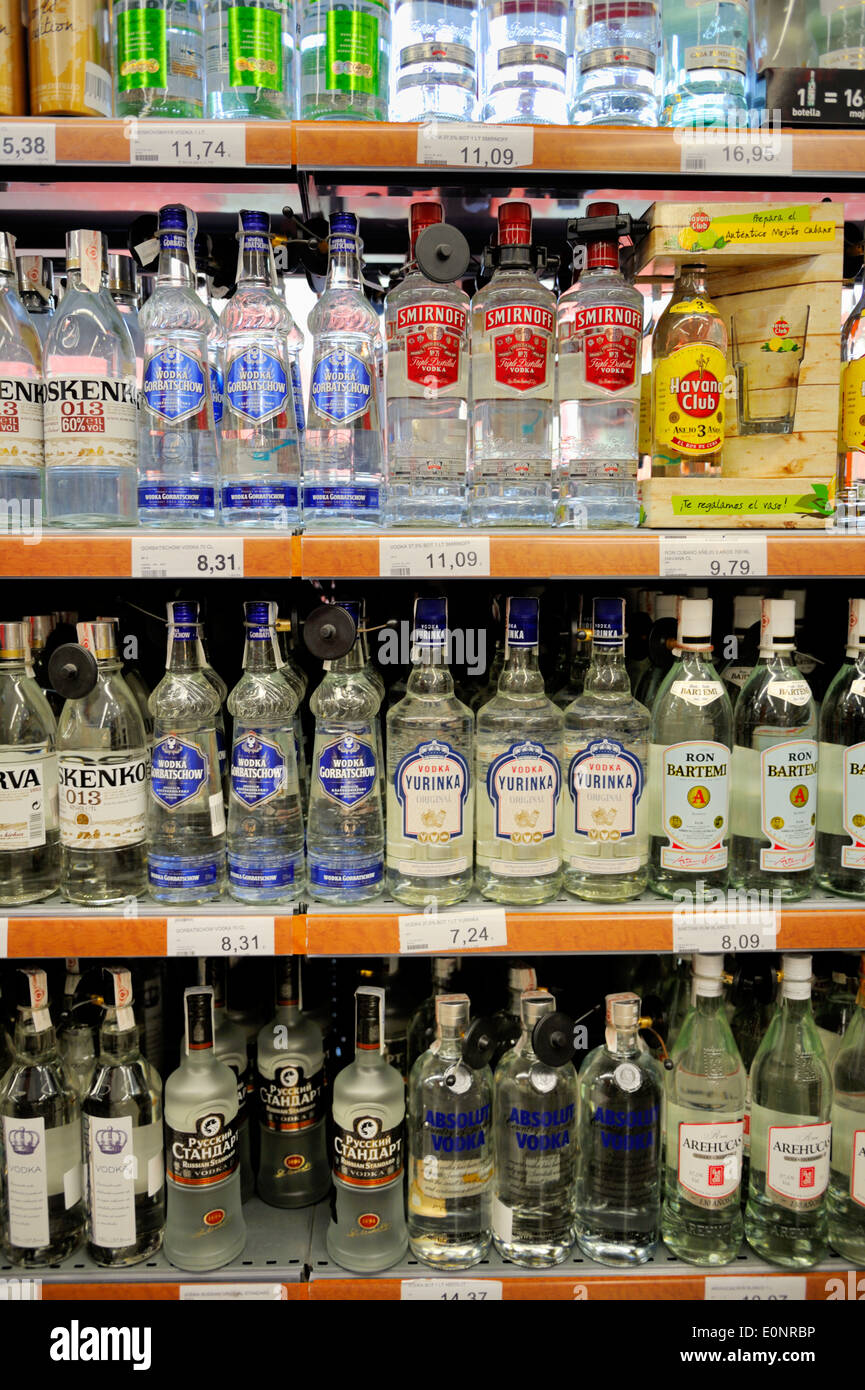 Bottiglie di vodka di diverse marche per la vendita nel supermercato, il prezzo in euro, Tenerife Foto Stock