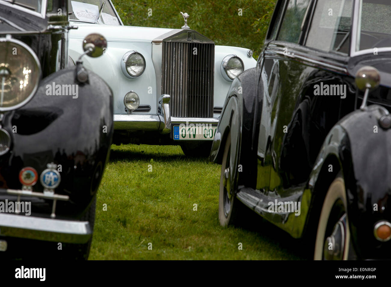White Rolls-Royce tra due nero. Riunione di Rolls-Royce automobili in Dubec vicino a Praga. Repubblica ceca Foto Stock