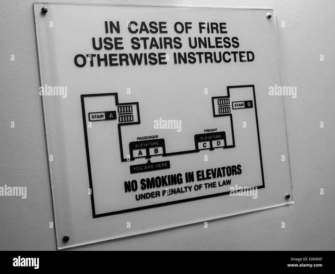 Sicurezza in caso di incendio di evacuazione diagramma direzionale segno, STATI UNITI D'AMERICA Foto Stock