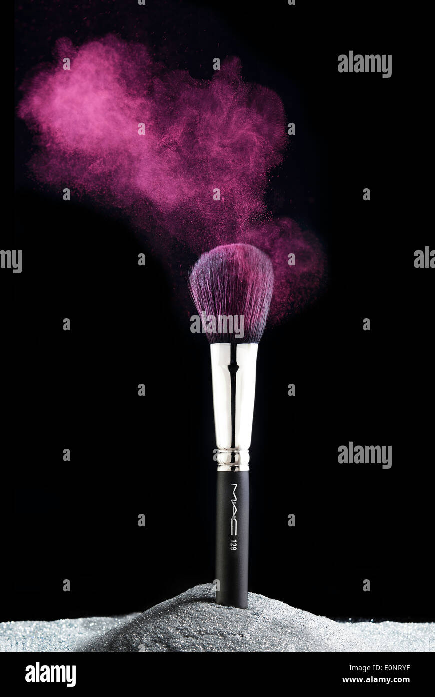 MAC spazzola con polvere di colore viola e scintillio prodotto di alta moda trucco e bellezza Foto Stock