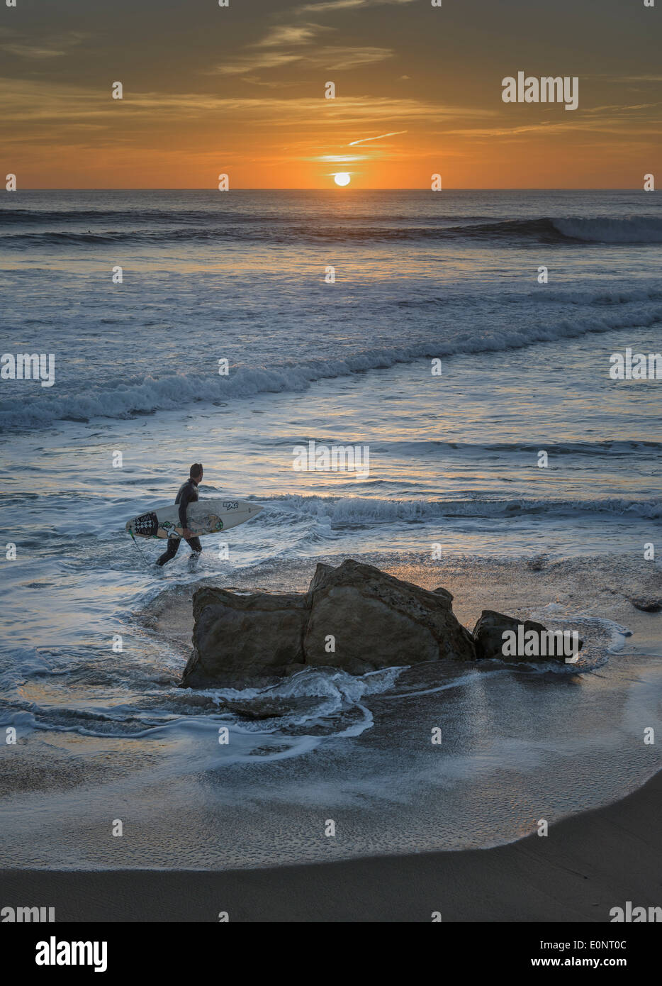 Surfer provenienti dal mare. Tarifa, Cadice, Costa de la Luz, Andalusia, Spagna. Foto Stock