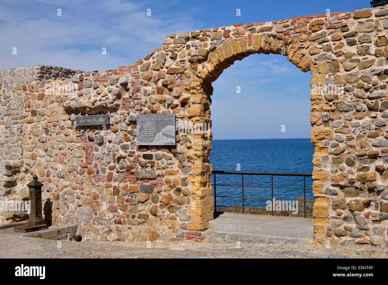 Muro di pietra a Porto Vecchio, Cefalù, in provincia di Palermo, Sicilia, Italia Foto Stock