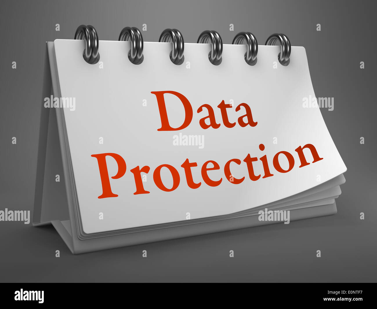 Protezione dei dati - Le parole rosse sul calendario del computer desktop. Foto Stock