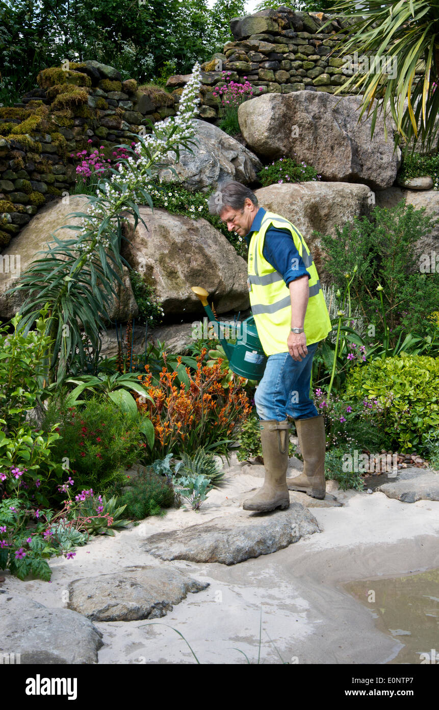 Londra, Regno Unito. Il 17 maggio 2014. Alan Titchmarsh mette tocchi di rifinitura per il giardino ha progettato per RHS Chelsea Flower Show 2014 in collaborazione con Kate Gould per il cinquantesimo anniversario della Gran Bretagna in fiore. Foto Stock