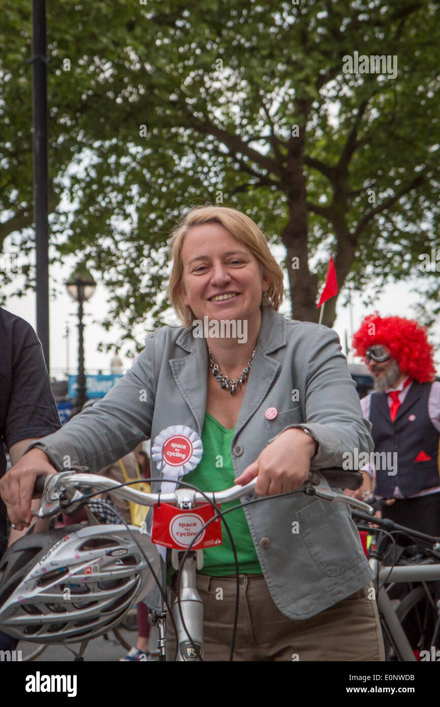 Londra, Regno Unito. Il 17 maggio 2014. Natalie Bennett, leader del partito dei Verdi a Londra Ciclismo campagna di spazio 4 escursioni in bicicletta grande credito Ride: Zefrog/Alamy Live News Foto Stock Londra, Regno Unito. Il 17 maggio 2014. Natalie Bennett, leader del partito dei Verdi a Londra Ciclismo campagna di spazio 4 escursioni in bicicletta grande credito Ride: Zefrog/Alamy Live News Foto Stock