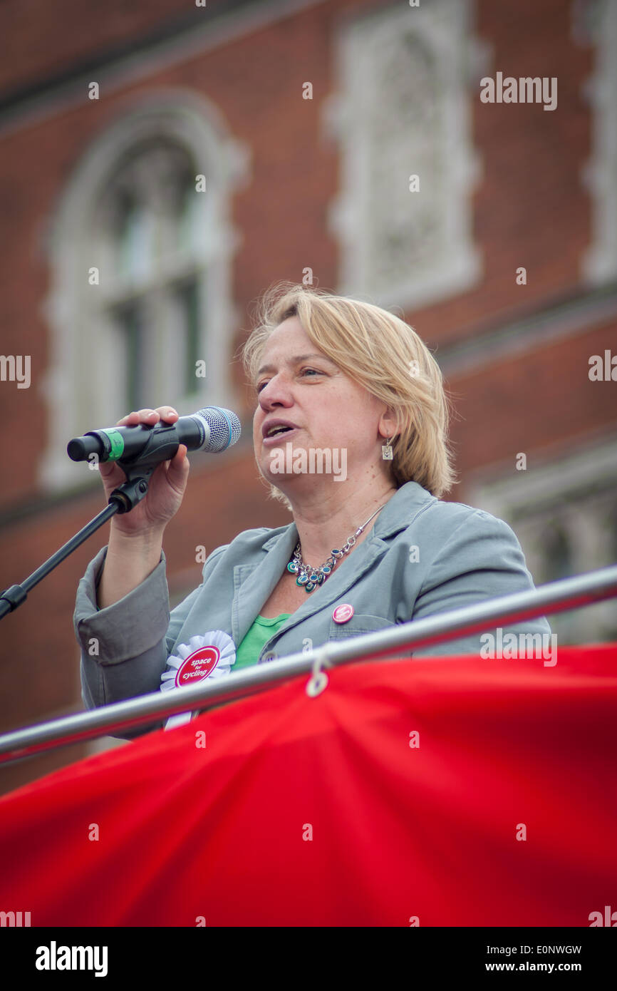 Londra, Regno Unito. Il 17 maggio 2014. Natalie Bennett, leader del Partito Verde parlando a Londra Ciclismo campagna di spazio 4 escursioni in bicicletta grande credito Ride: Zefrog/Alamy Live News Foto Stock Londra, Regno Unito. Il 17 maggio 2014. Natalie Bennett, leader del Partito Verde parlando a Londra Ciclismo campagna di spazio 4 escursioni in bicicletta grande credito Ride: Zefrog/Alamy Live News Foto Stock