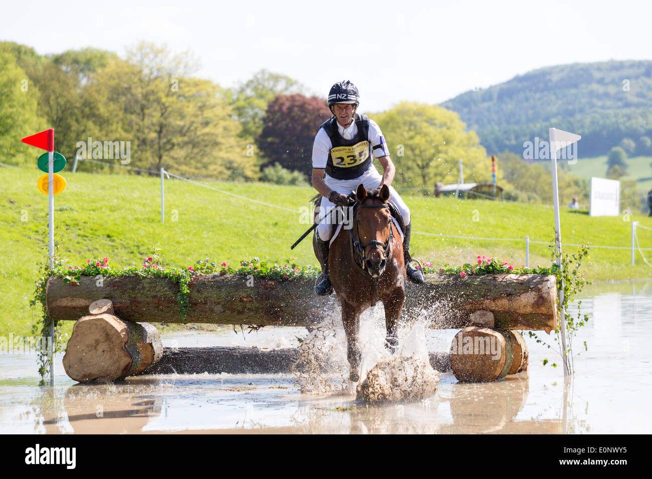 ‎Chatsworth, Bakewell, Derbyshire, Regno Unito. Il 17 maggio 2014. Mark Todd (NZL) riding frana durante il debuttante sezione C Cross Country, Mark cancellata recinto 16 "East Midlands Design Outlet Ice Pont' a Chatsworth International Horse Trials 2014 Credit: qualsiasi fotografia4/Alamy Live News Foto Stock